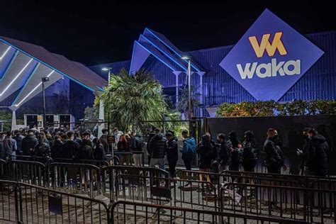 Dos jóvenes tienen sexo en medio de la discoteca Waka Sabadell